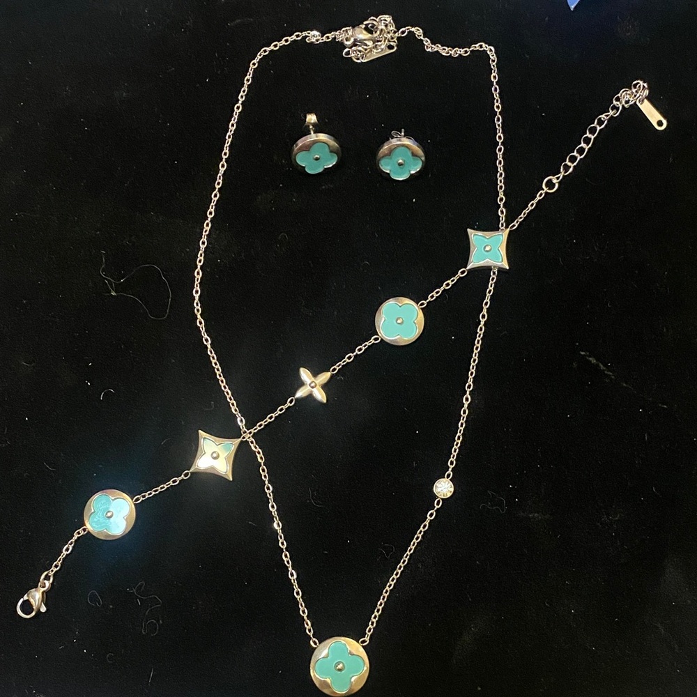 Elegant Silver and Green Floral LV Jewelry Set